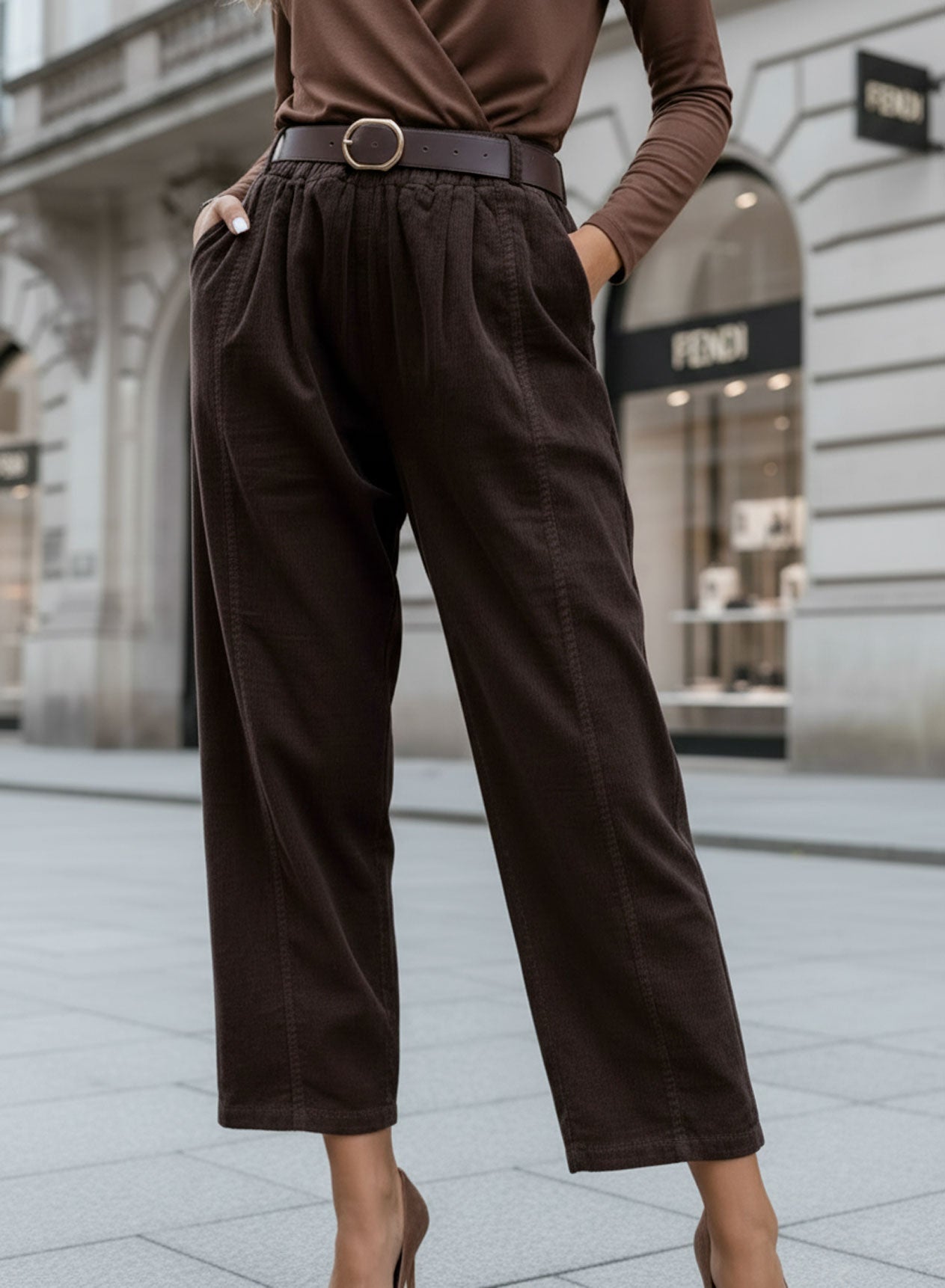Pantalone marrone a costine con cintura