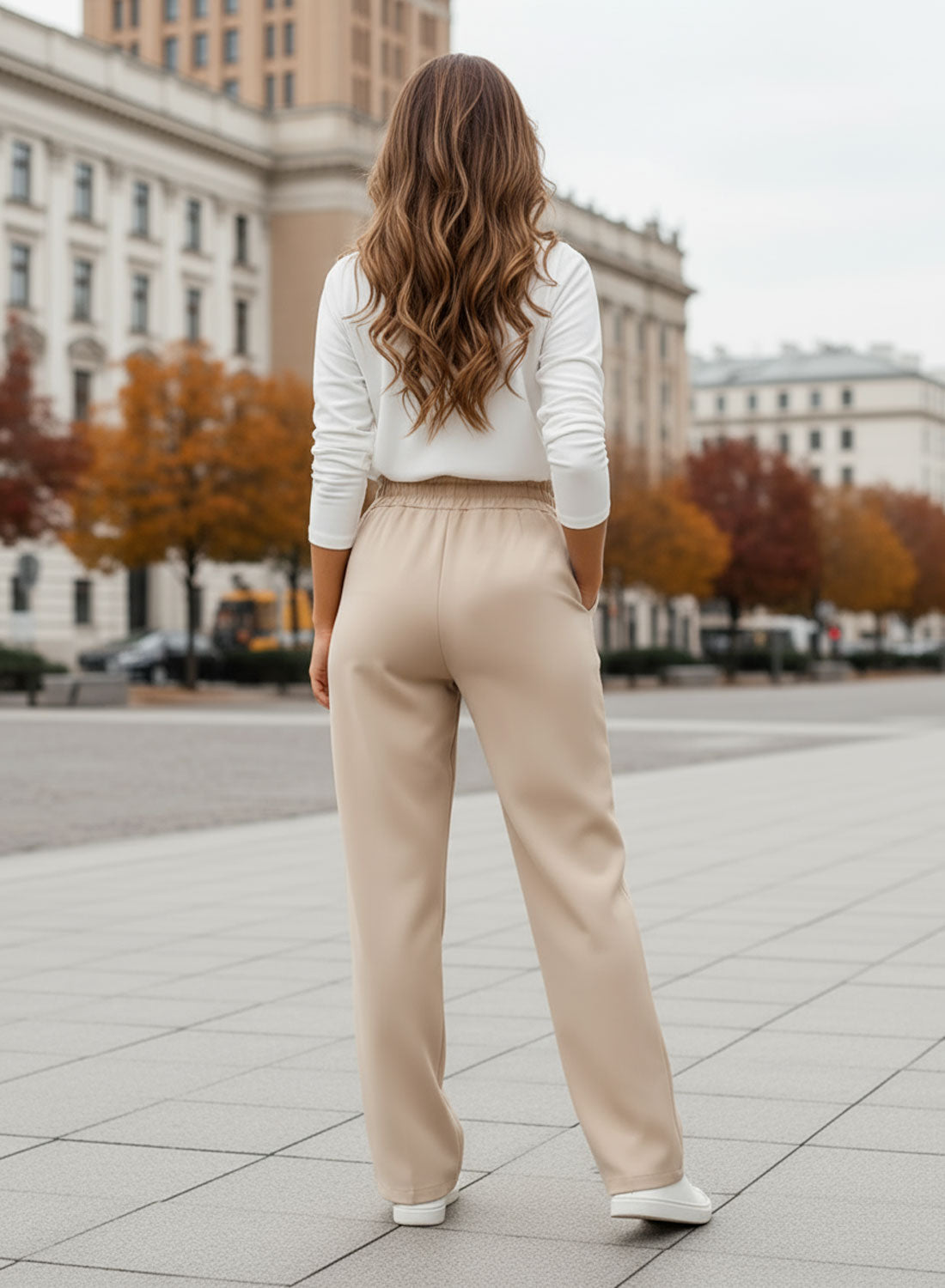 Pantalone beige con molla e laccio in vita